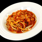 Špagety s drůbeží šunkou a tomatovou omáčkou