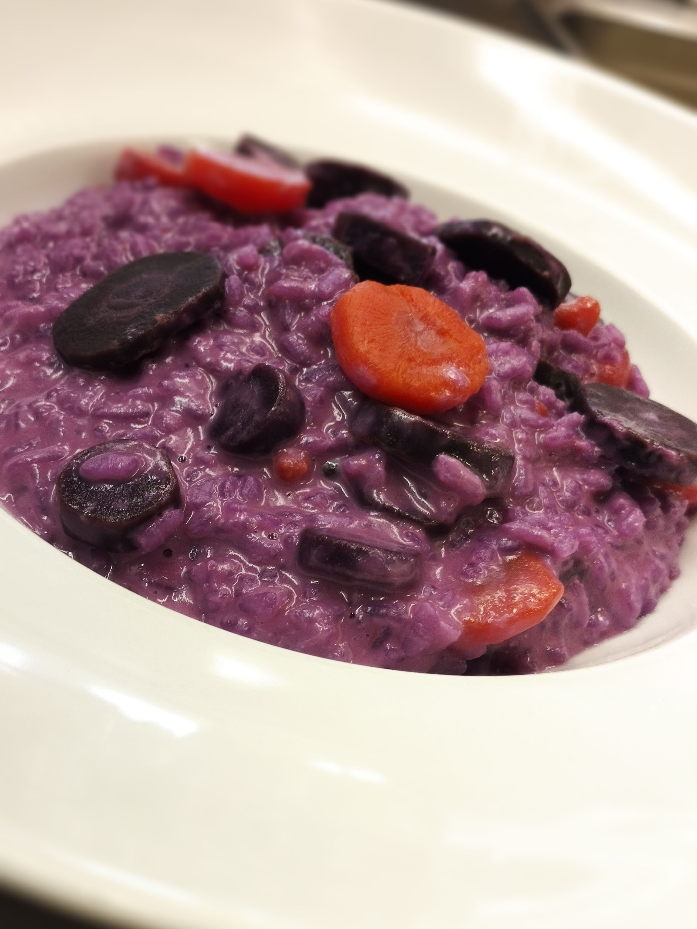 Crema di risotto alla carota viola con formaggio fresco