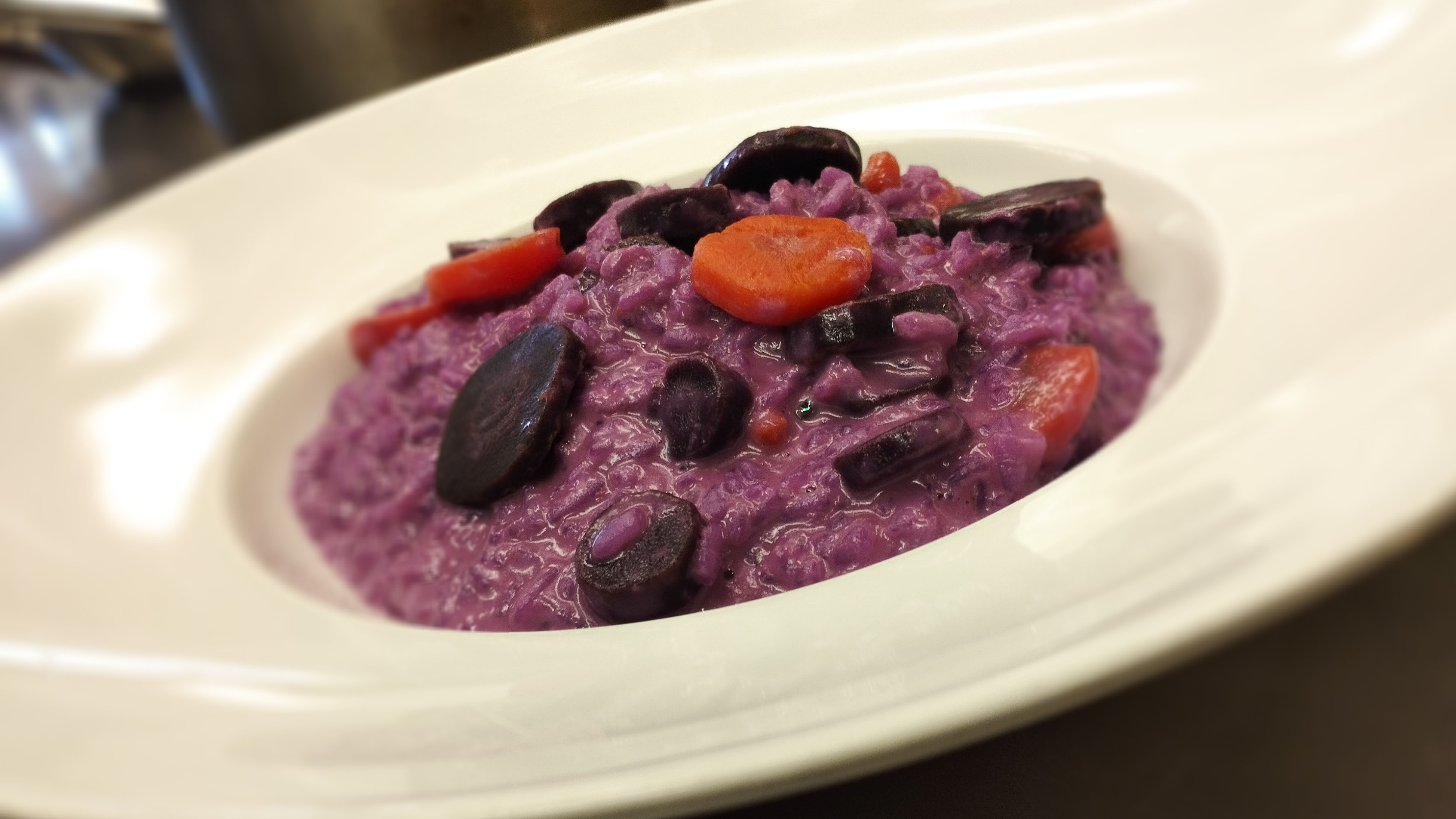 Crema di risotto alla carota viola con formaggio fresco