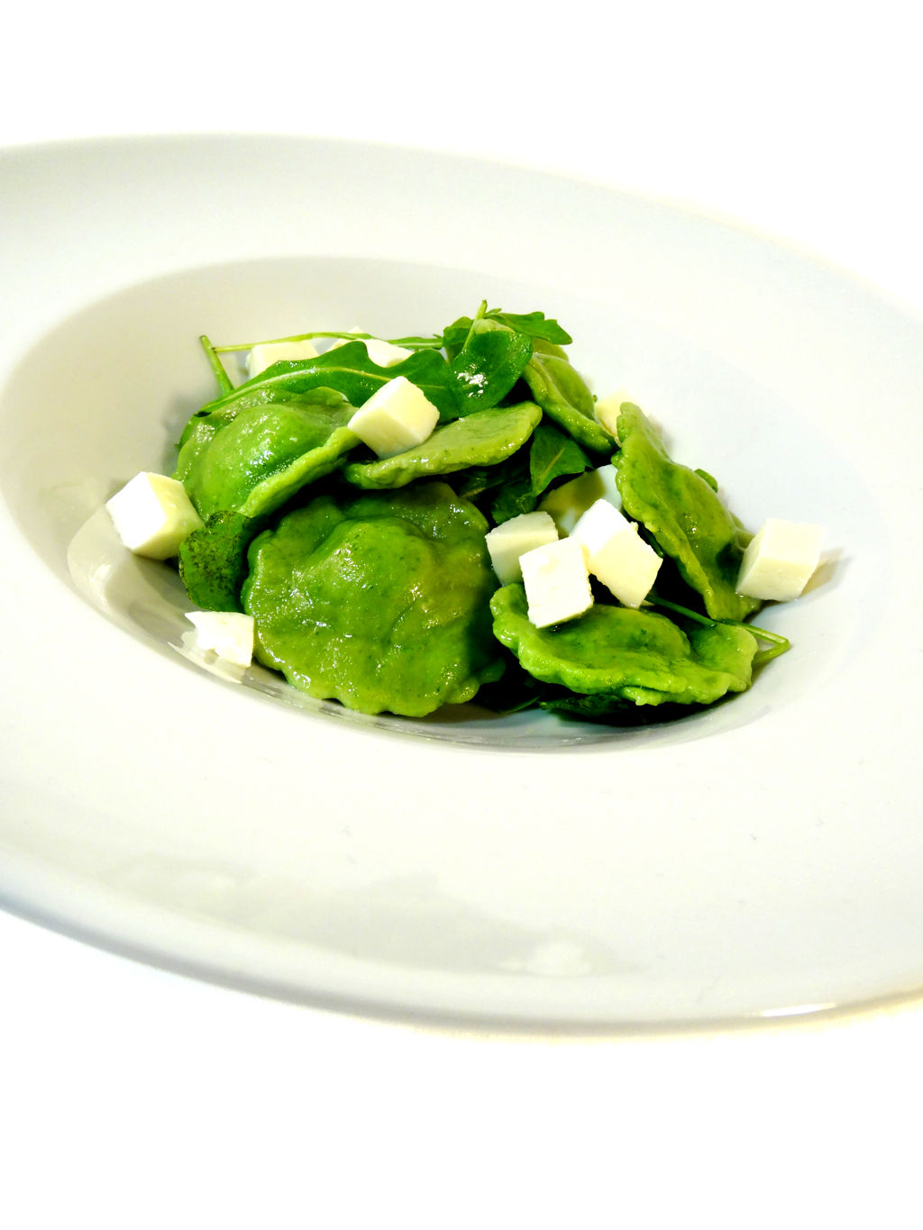 Zelené ravioly plněné krůtím masem a mozzarellou