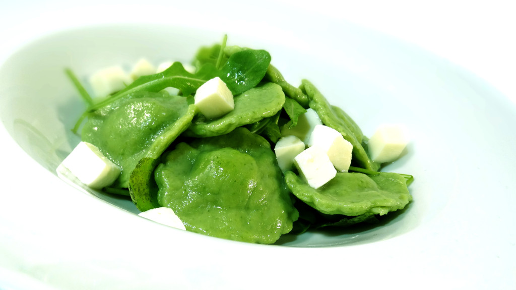 Zelené ravioly plněné krůtím masem a mozzarellou
